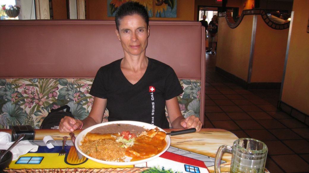 Marie-Cathernie devant son Deluxe Burrito au restaurant Plaza Bonita de Tusayan, près du Grand Canyon.