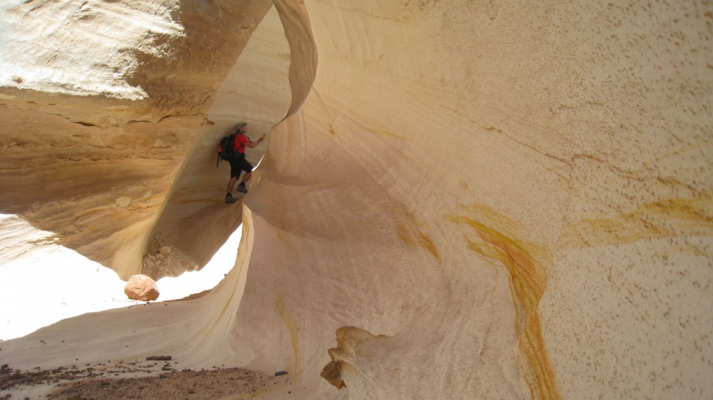 Stefano dans le Nautilus, ce tunnel creusé par l'eau et le vent, qui rappelle une coquille d'escargot. Près de Kanab, Utah.