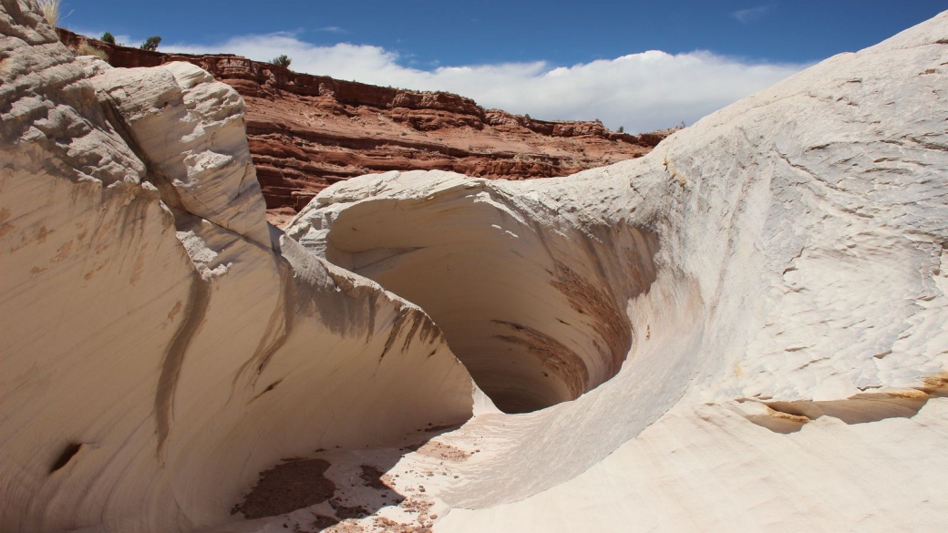 Vue sur l'entrée du Nautilus, un tunnel creusé par l'eau et le vent. Près de Kanab, Utah.