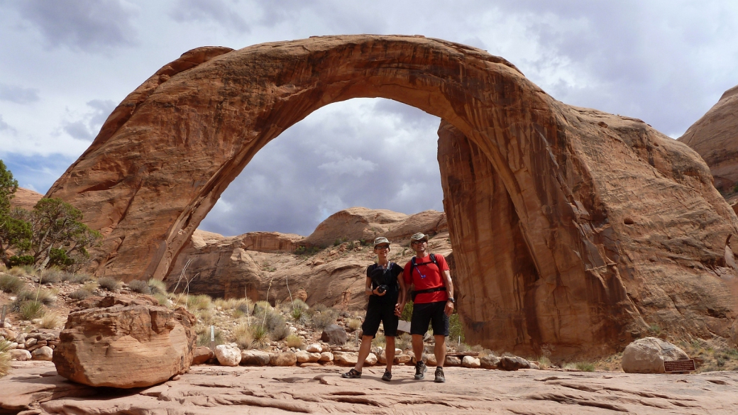 Stefano et Marie-Catherine à Rainbow Bridge National Monument