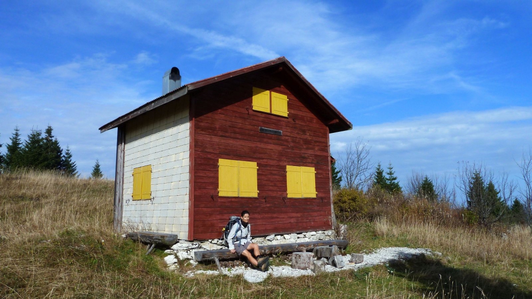 Marie-Catherine assise devant le chalet de la Blondine, sur les hauteurs de L'Abbaye, Vaud.