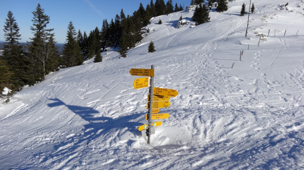 Panneau sous la neige au Col de Porte. Près de La Dôle, à Saint-Cergue, Vaud.