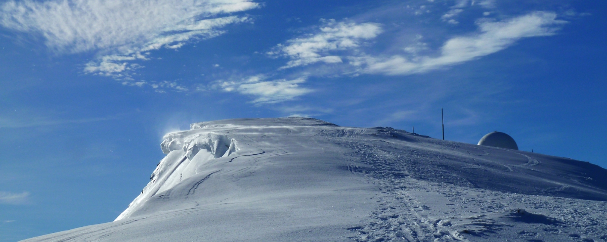 Vue sur la radôme de La Dôle en hiver.