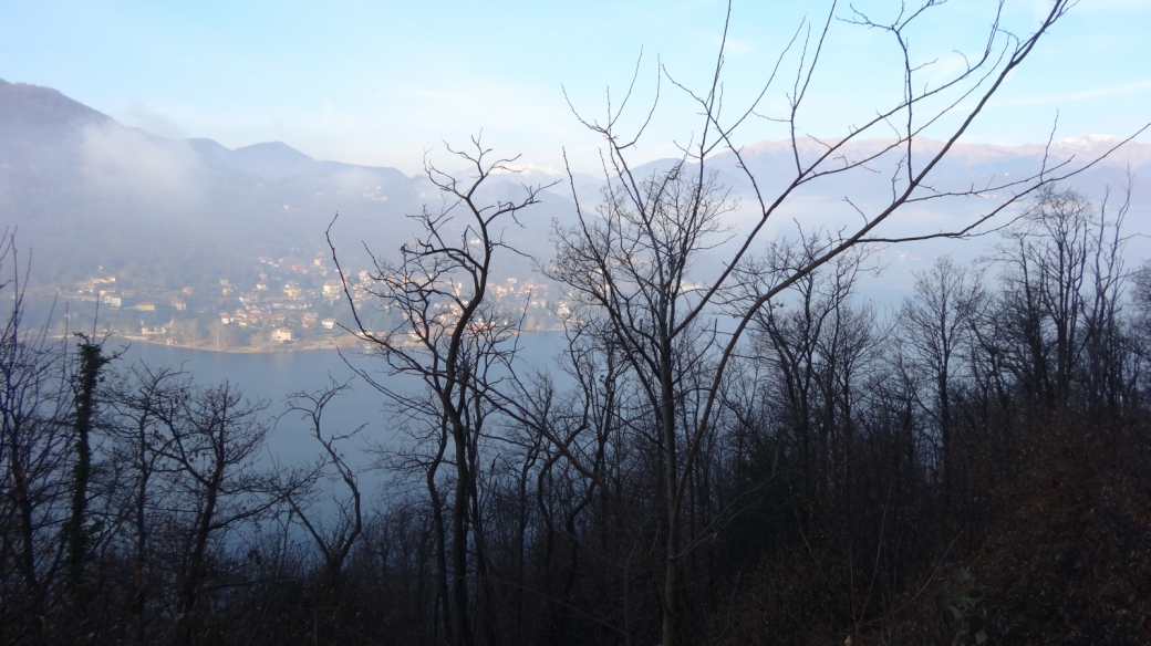 Le lac de Lugano; au fond, Brusimpiano