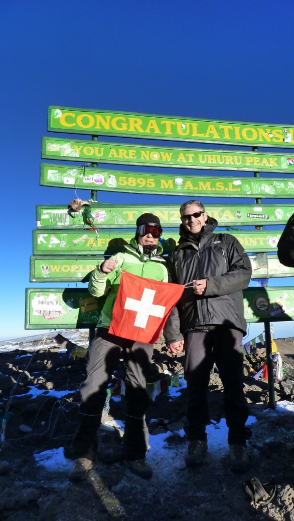 Stefano et Marie-Catherine, les deux randonneurs suisses, au sommet du Kilimandjaro, le samedi 23/2/2013.