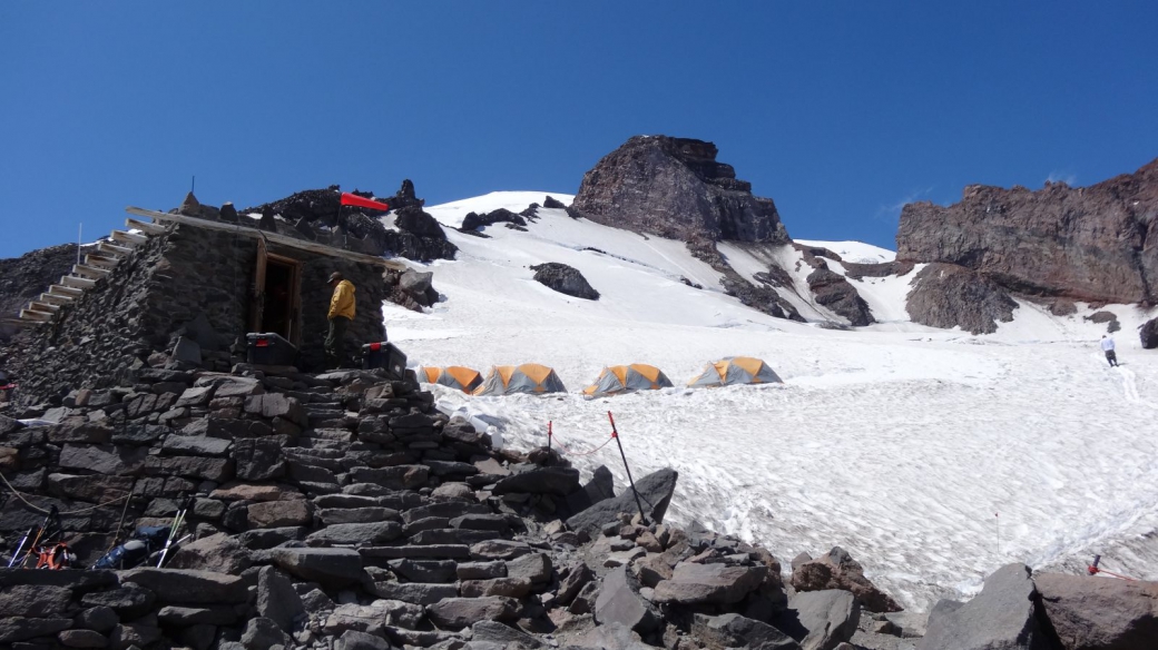 Quelques tentes d'alpinistes au Camp Muir, au Mount Rainier National Park.