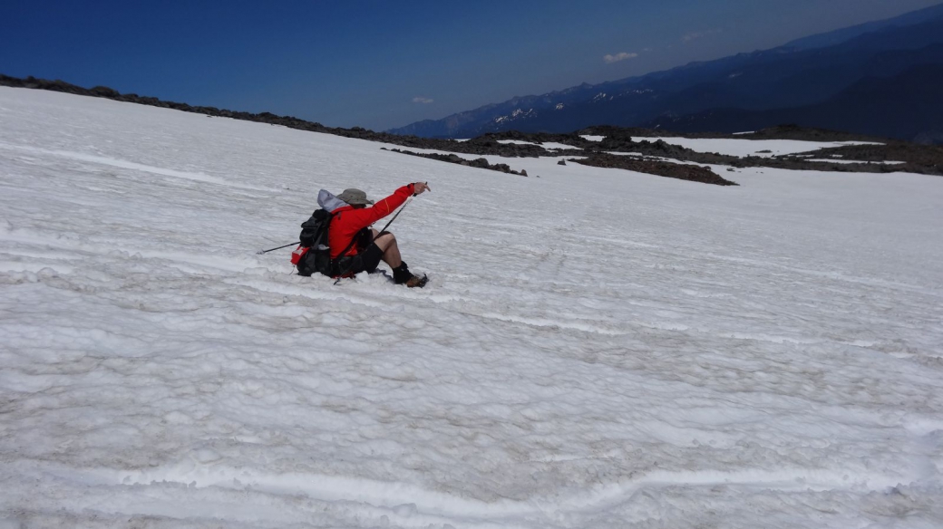 Descente du Muir Snowfield sur les fesses, au Mount Rainier National Park.