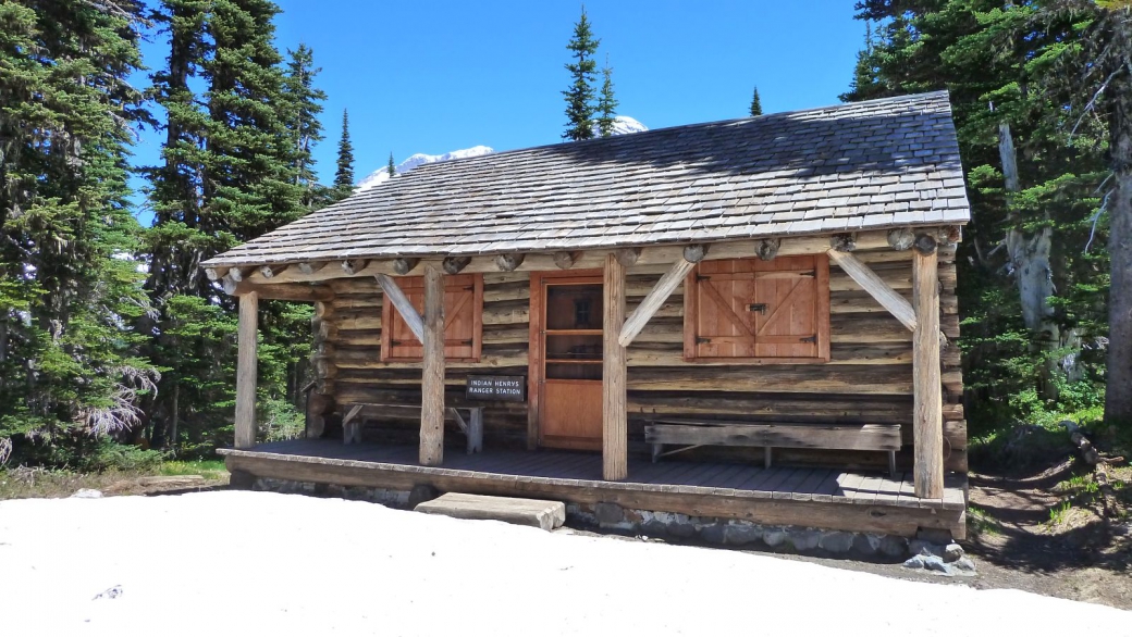 Belle vue sur Indian Henry's Patrol Cabin, un refuge construit en 1915-1916. Au Mount Rainier National Park.