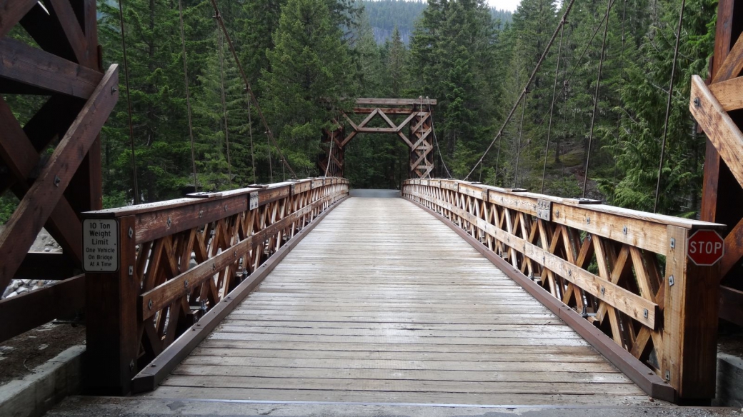 Le pont suspendu en bois sur la Nisqually River de Longmire, au Mount Rainier National Park.