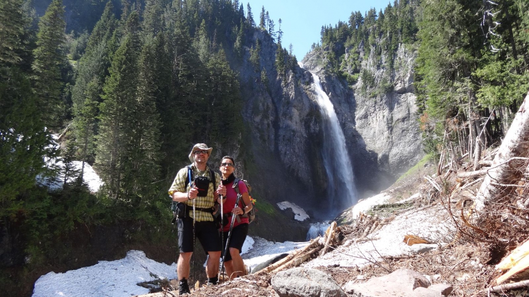 Stefano et Marie-Catherine avec les Comet Falls en décor naturel. Au Mount Rainier National Park.