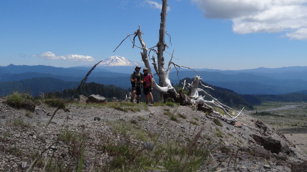 Stefano et Marie-Catherine du côté de la Muddy River, au Mont Saint Helens. En arrière-plan, le Mount Hood.