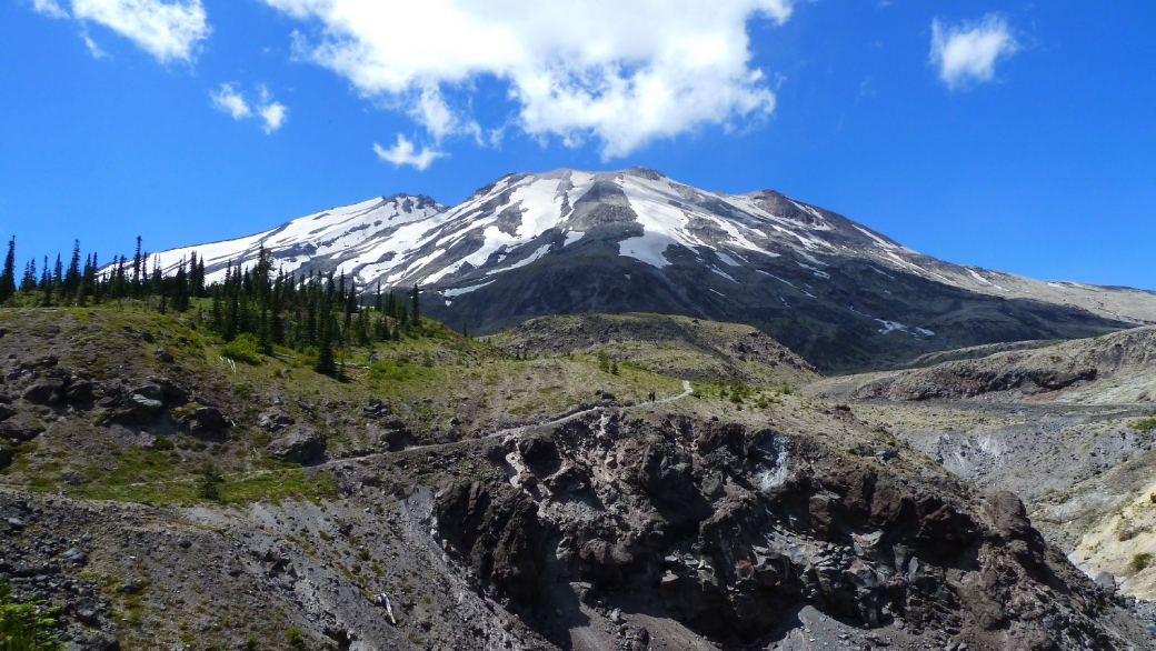 Magnifique vue sur le Mont Saint Helens depuis le haut du sentier d'Ape Canyon.