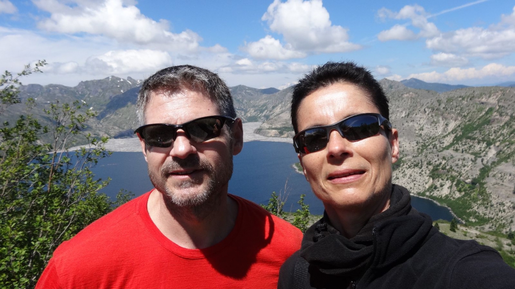 Stefano et Marie-Catherine à Windy Ridge, avec le Lake Spirit en arrière-plan.