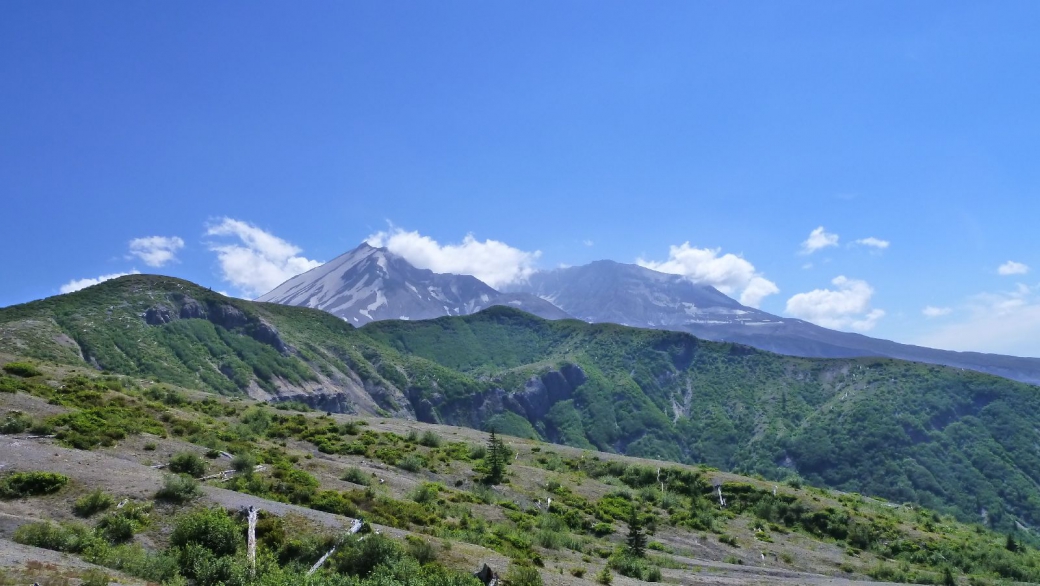 Vue sur le Mount St. Helens après avoir quitté Windy Ridge.