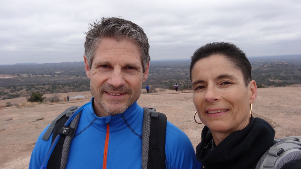 Stefano et Marie-Catherine au sommet d'Enchanted Rock, à proximité de Fredericksburg, au Texas.