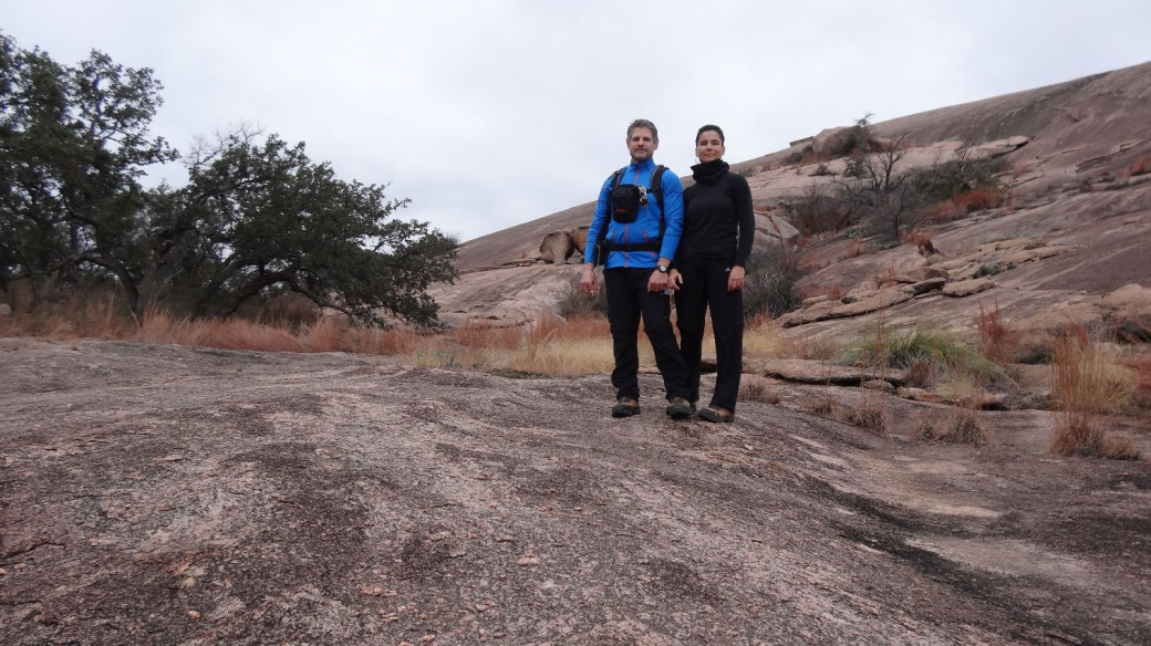 Stefano et Marie-Catherine au pied d'Enchanted Rock, à proximité de Fredericksburg, au Texas.