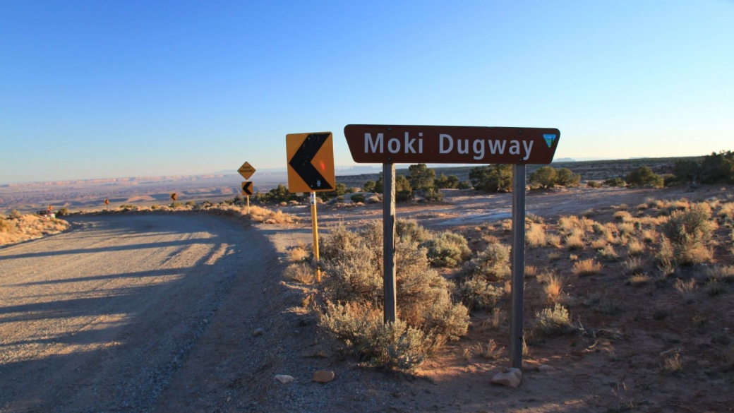 Moki Dugway sign