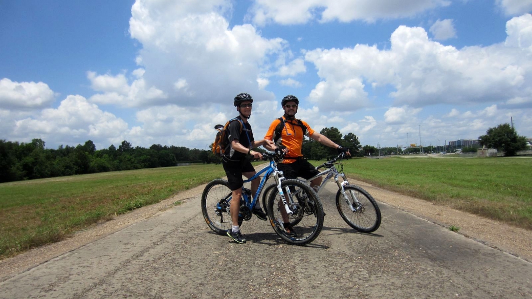 Stefano et Marie-Catherine à vélo, en allant vers Baker Clodine Road à Houston, Texas.