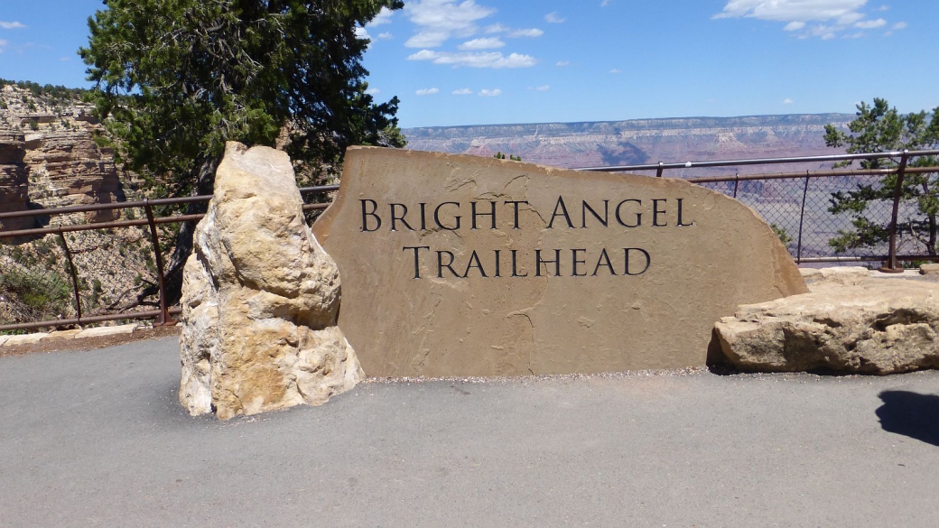 Panneau au départ du mythique Bright Angel Trail, au Grand Canyon National Park, Arizona.