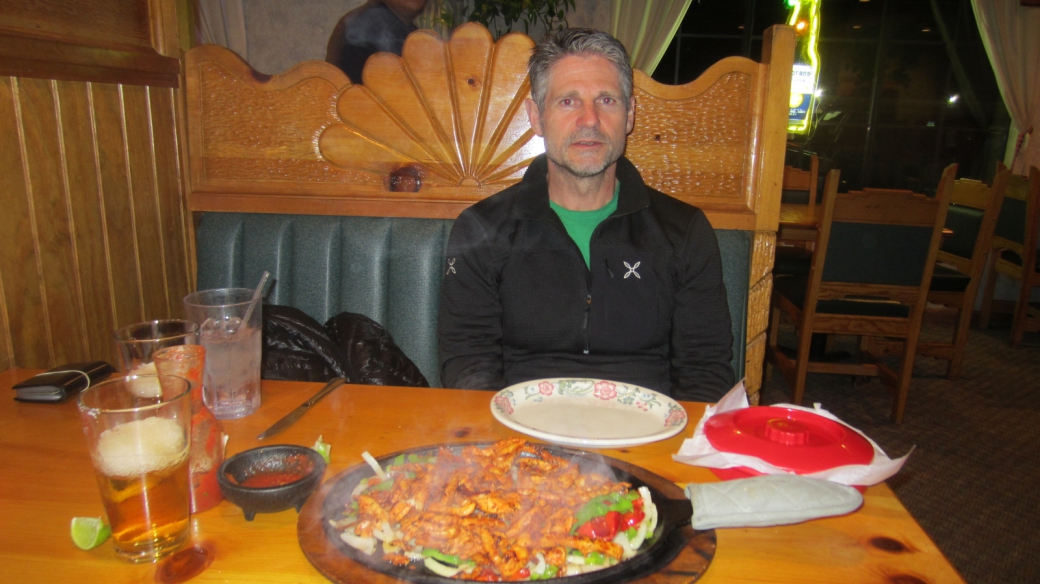 Stefano devant une copieuse portion de fajitas au Tequila's Mexican Restaurant, à Farmington.