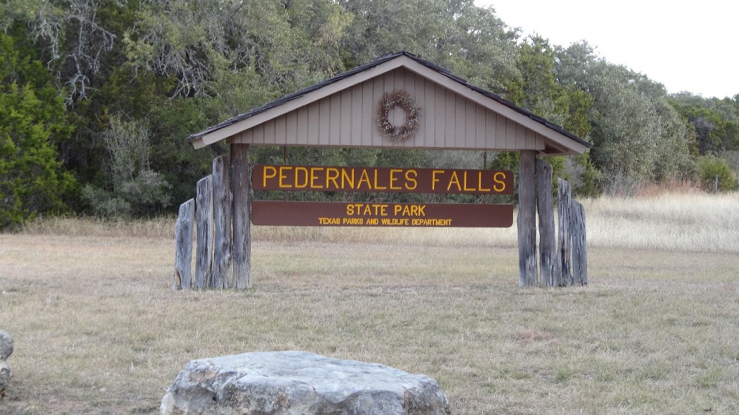 Panneau à l'entrée du parc de Pedernales Falls State Park, au Texas.