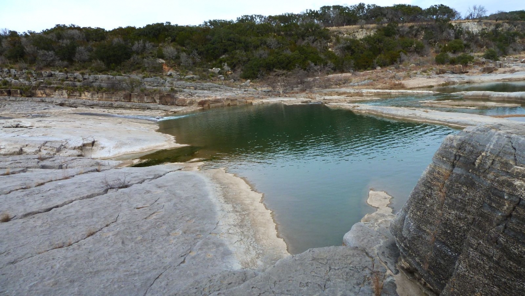 Vue sur le Pedernales River, à l'intérieur du Pedernales Falls State Park, au Texas.