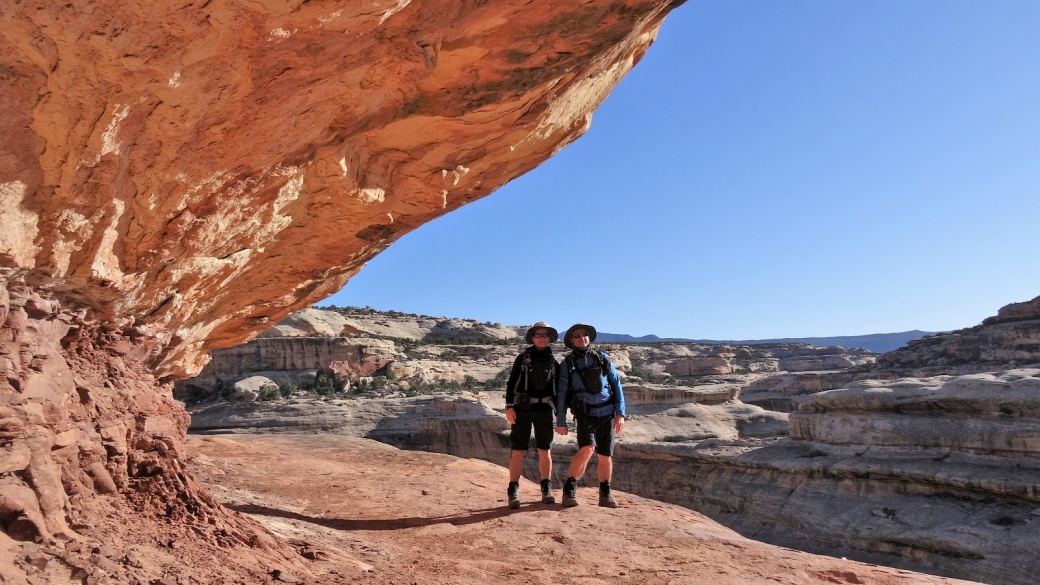 Stefano et Marie-Catherine pendant la descente vers Sipapu Bridge, à Natural Bridges National Monument.