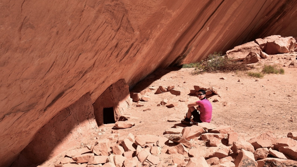 Marie-Catherine devant une ruine trouvé dans White Canyon, à Natural Bridges National Monument.