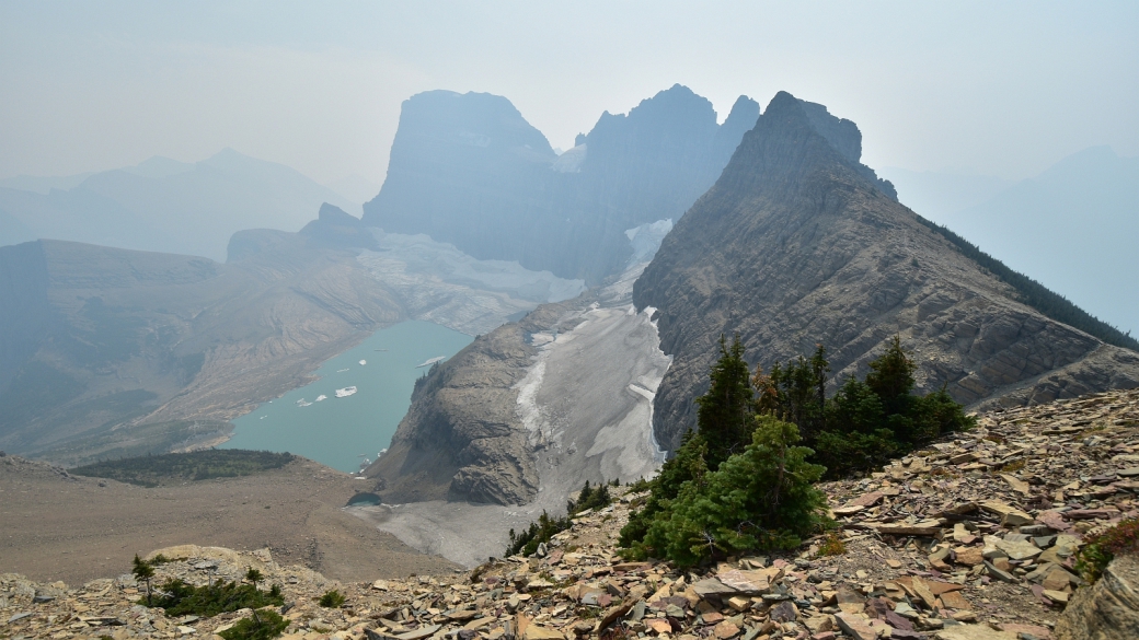 Grinnell Lake et son glacier du même nom depuis le Glacier Overlook. À Glacier National Park, dans le Montana.