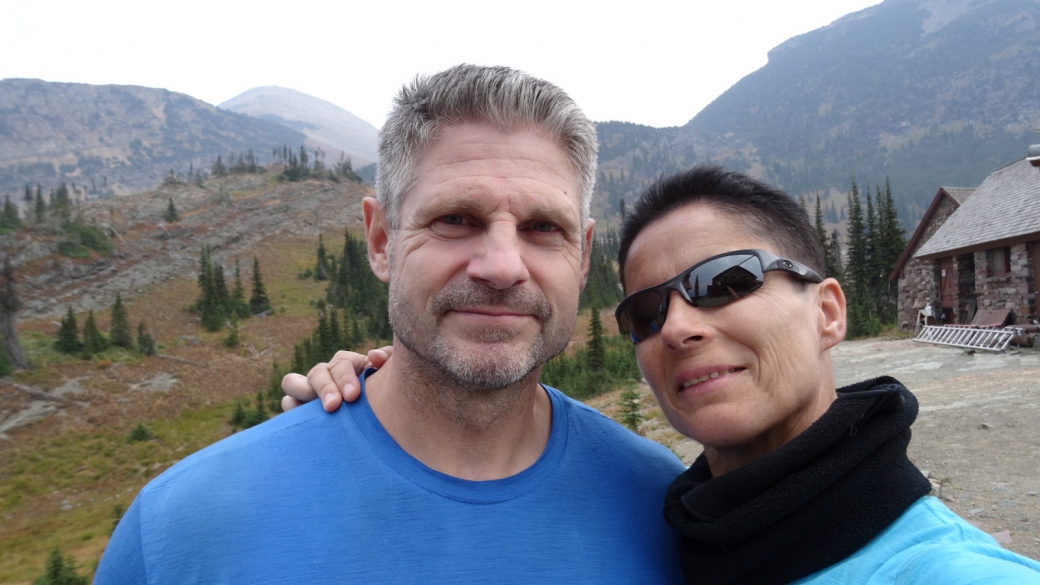 Stefano et Marie-Catherine devant le Granite Park Chalet à Glacier National Park, Montana.