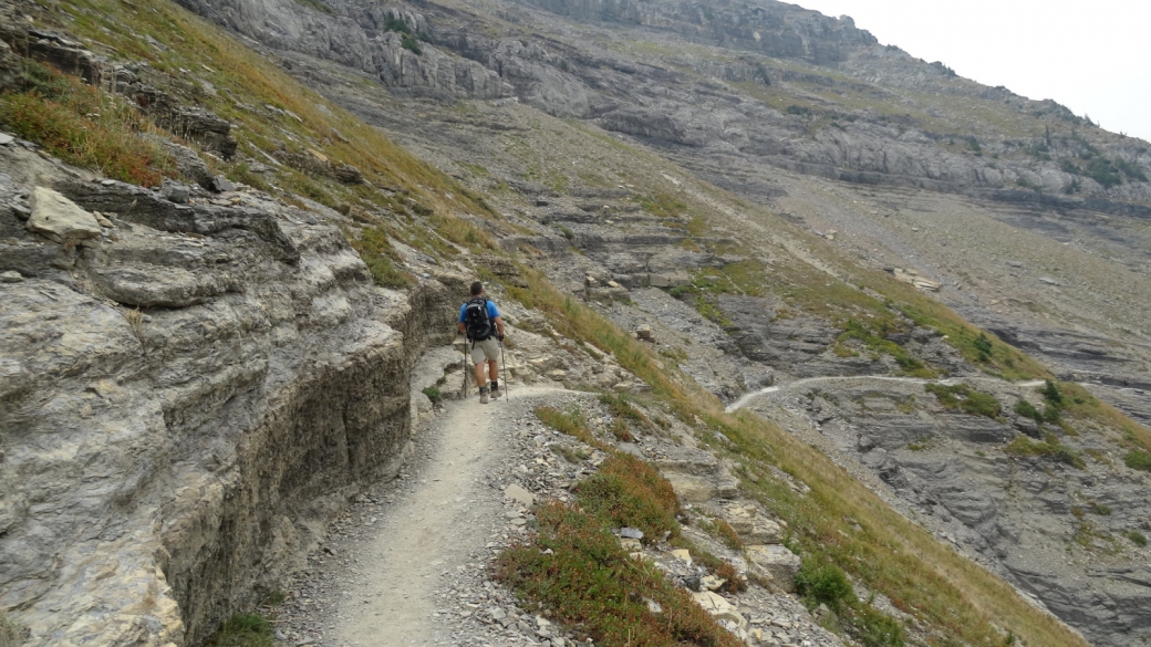 Stefano sur le Highline Trail en direction de Logan Pass. À Glacier National Park, Montana.