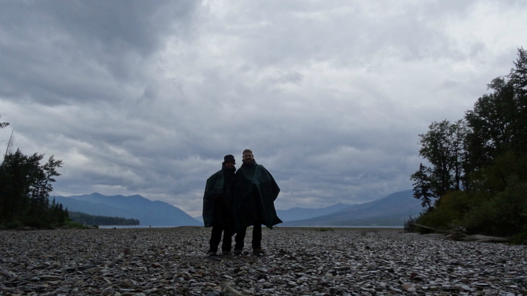 Derrière Stefano et Marie-Catherine, se cache le McDonald Lake. Près de Apgar, à Glacier National Park, Montana.