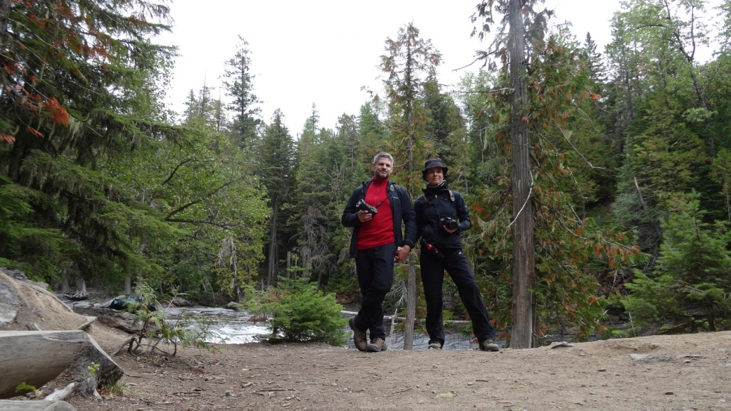 Stefano et Marie-Catherine le long du McDonald Creek. Près de Apgar, à Glacier National Park, Montana.