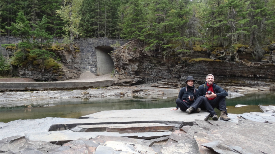 Stefano et Marie-Catherine sur le bord du McDonald Creek, à Glacier National Park, dans le Montana. 