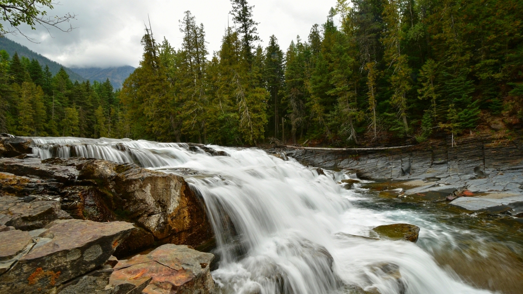 Chutes d'eau à McDonald Falls, Glacier National Park, dans le Montana.