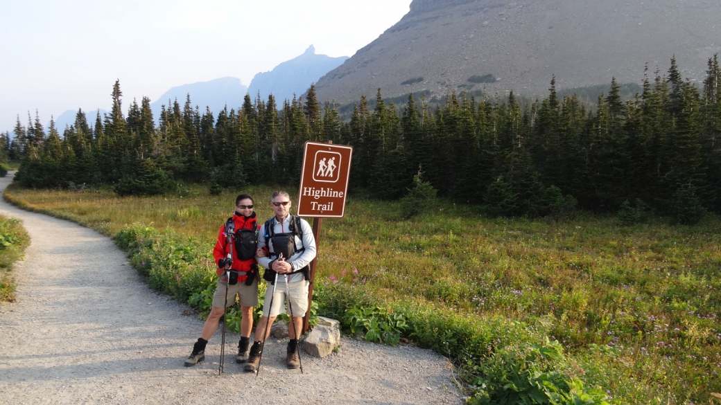 Stefano et Marie-Catherine au départ du Highline Trail depuis le Logan Pass. À Glacier National Park, dans le Montana.