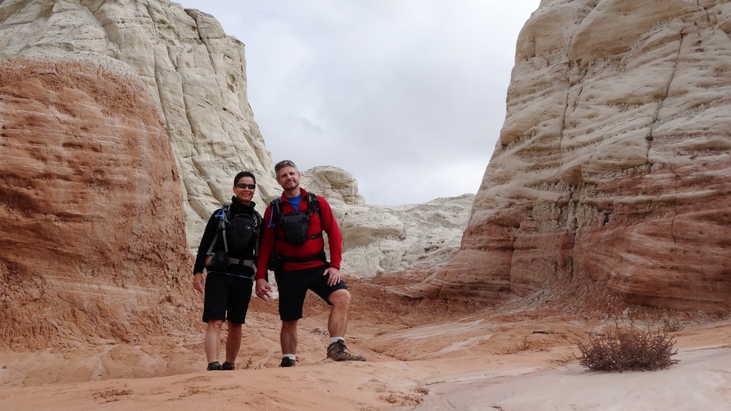 Stefano et Marie-Catherine à Toadstools Hoodoos, ou Paria Rimrocks, au Grand Staircase-Escalante National Monument, Utah.