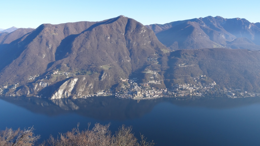 Vue sur Campione d'Italia depuis le sommet du Monte San Salvatore. Près de Lugano, Suisse.