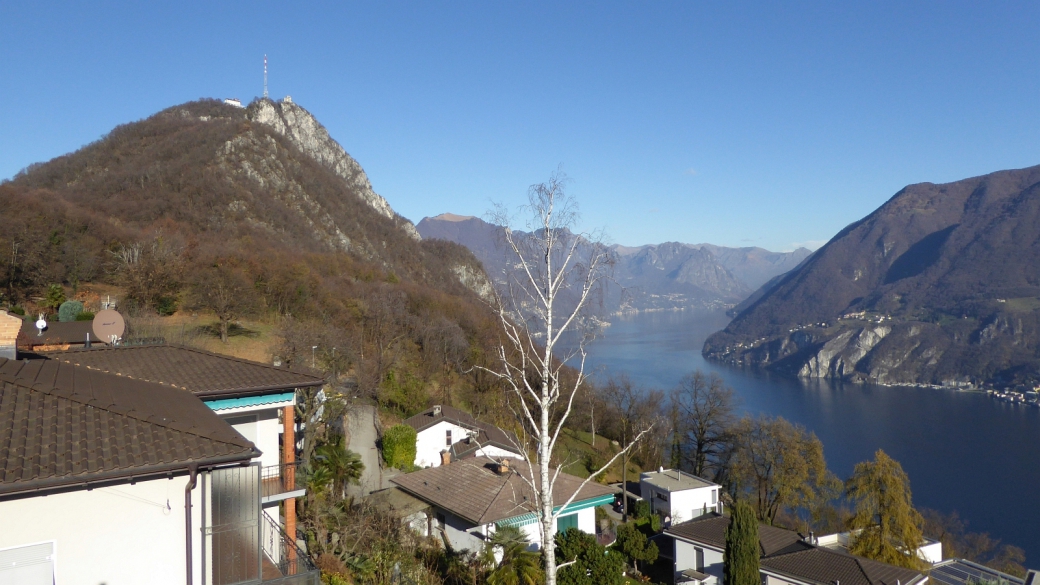 Vue sur le sommet du Monte San Salvatore et son antenne. Près de Lugano, Suisse.