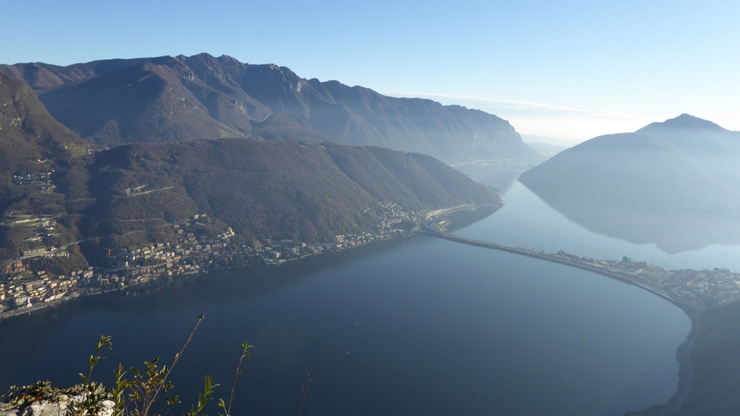 Vue sur le pont-digue de Melide depuis le sommet du Monte San Salvatore. Près de Lugano, Suisse.