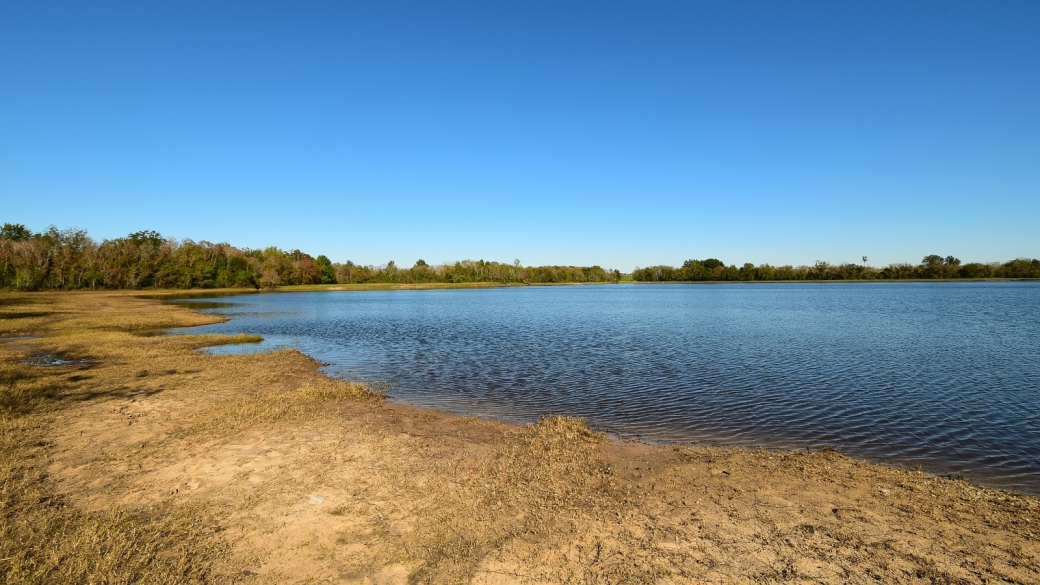 Autre vue sur le petit lac qui se trouve dans le Barker Reservoir, au George Bush Park. À Houston, Texas.