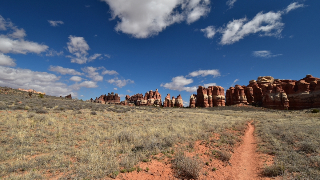 Vue au grand angle sur Chesler Park en 2016. À Canyonlands National Park, dans l'Utah.