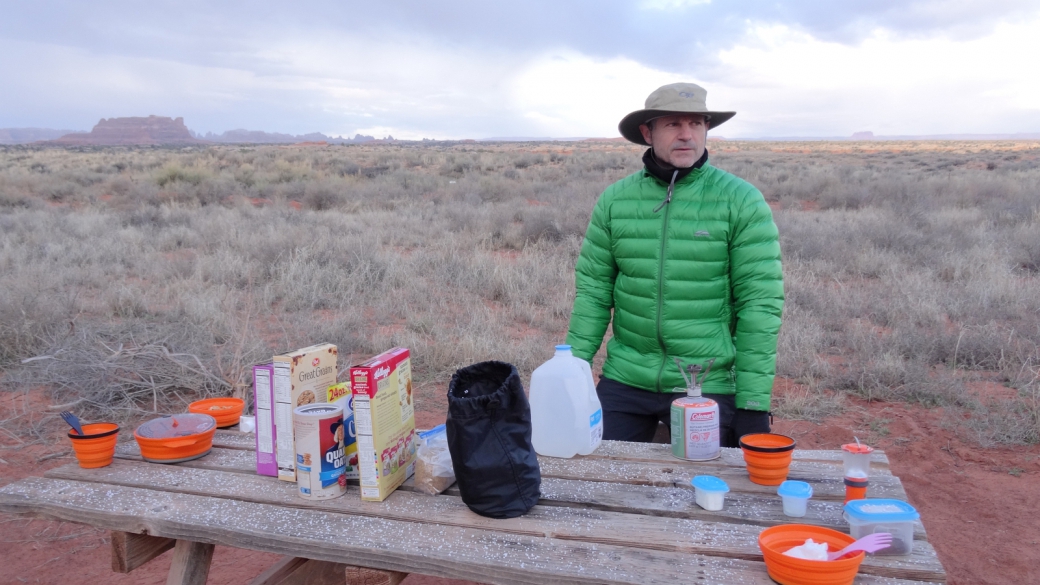 Stefano prépare le petit déjeuner après avoir campé à Needles Outpost, à l'extérieur du parc de Canyonlands National Park, Utah.