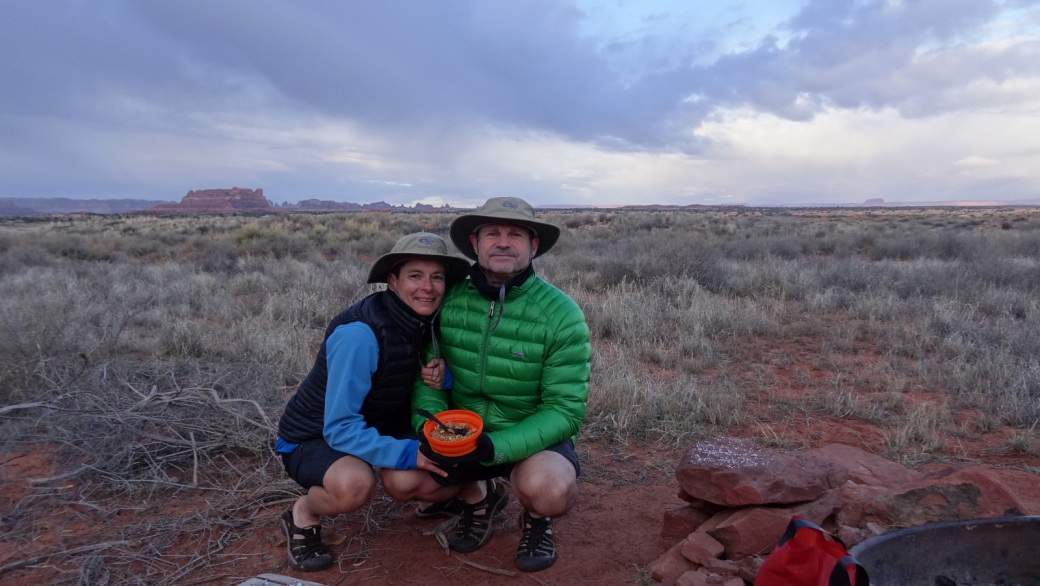 Stefano et Marie-Catherine au Needles Outpost camping, à Canyonlands National Park dans l'Utah.