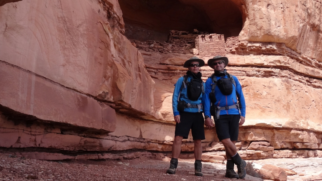 Stefano et Marie-Catherine à Tower Ruin, du côté de Horse Canyon, Needles District. À Canyonlands National Park, Utah.