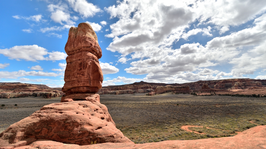 Vue phallique depuis Tower Ruin, du côté de Horse Canyon, Needles District. À Canyonlands National Park, Utah.