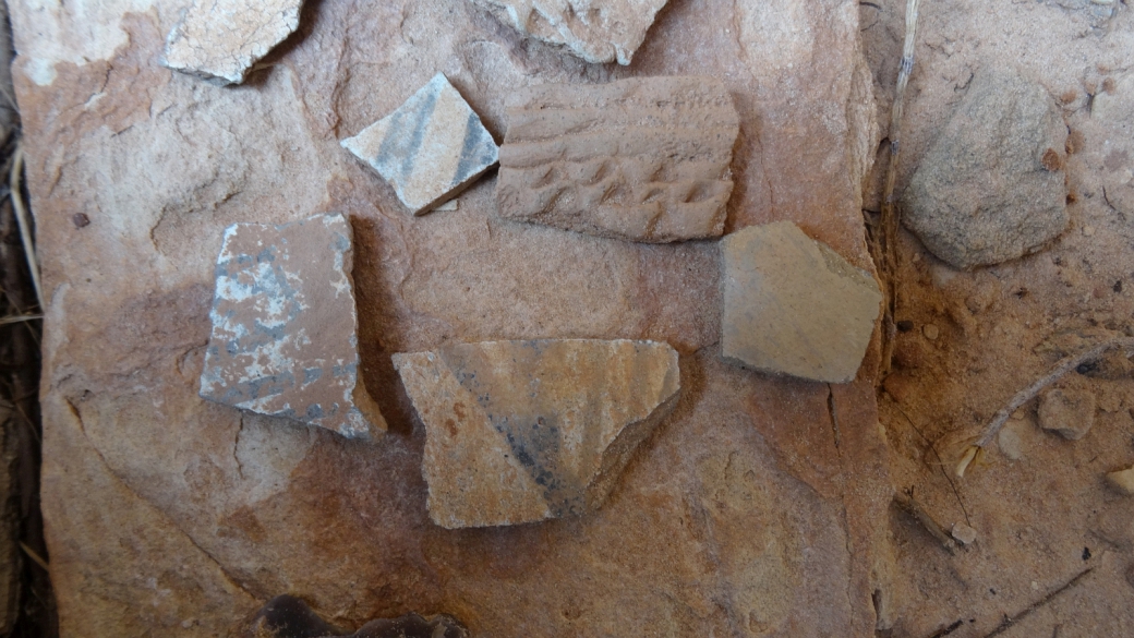 Restes de poterie Anasazi trouvés à White Canyon, à Natural Bridges National Monument, dans l'Utah.