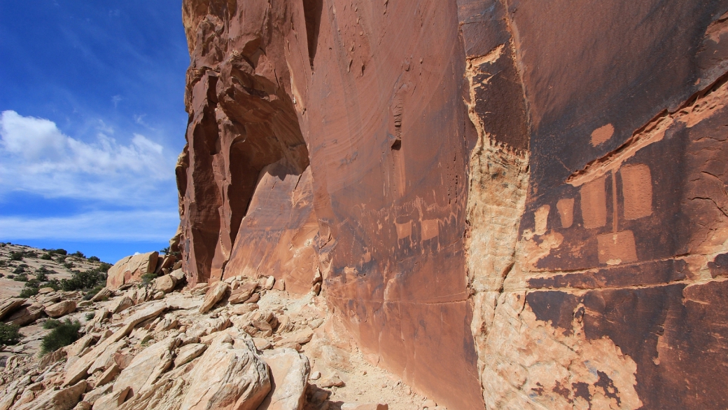 Belle vue d'ensemble du Procession Panel, sur le Comb Ridge, dans l'Utah.