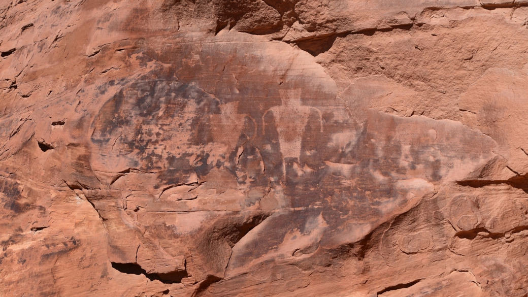 Formes anthropomorphiques, presque effacées par le temps, dans Polly's Canyon, du côté du Grand Gulch, dans l'Utah.