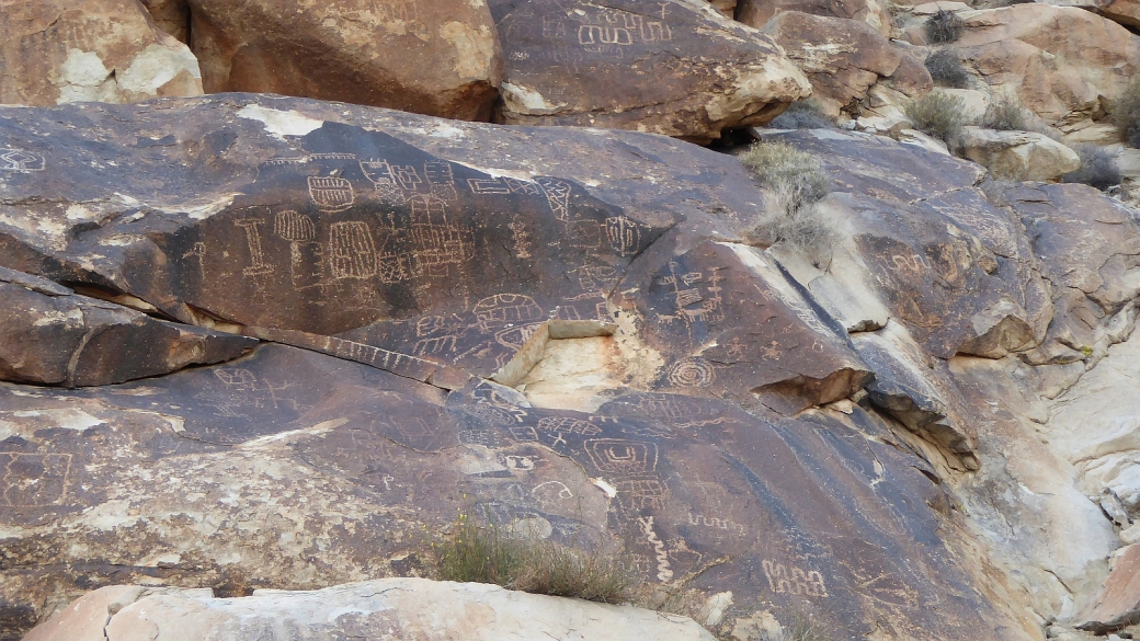Foison de pétroglyphes à Grapevine Canyon, près de Laughlin, au sud du Nevada.